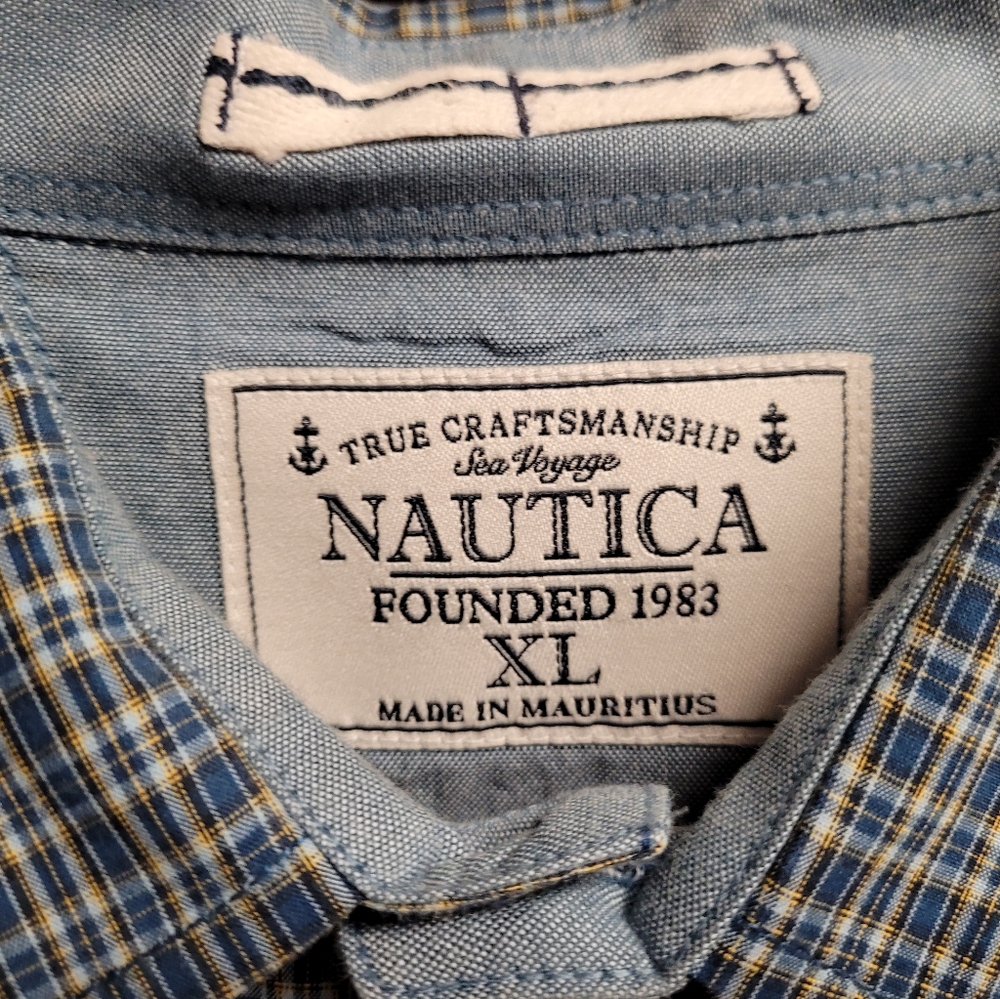 Nautica Mens blue button down shirt XL shirt with front chest pocket,nwot.